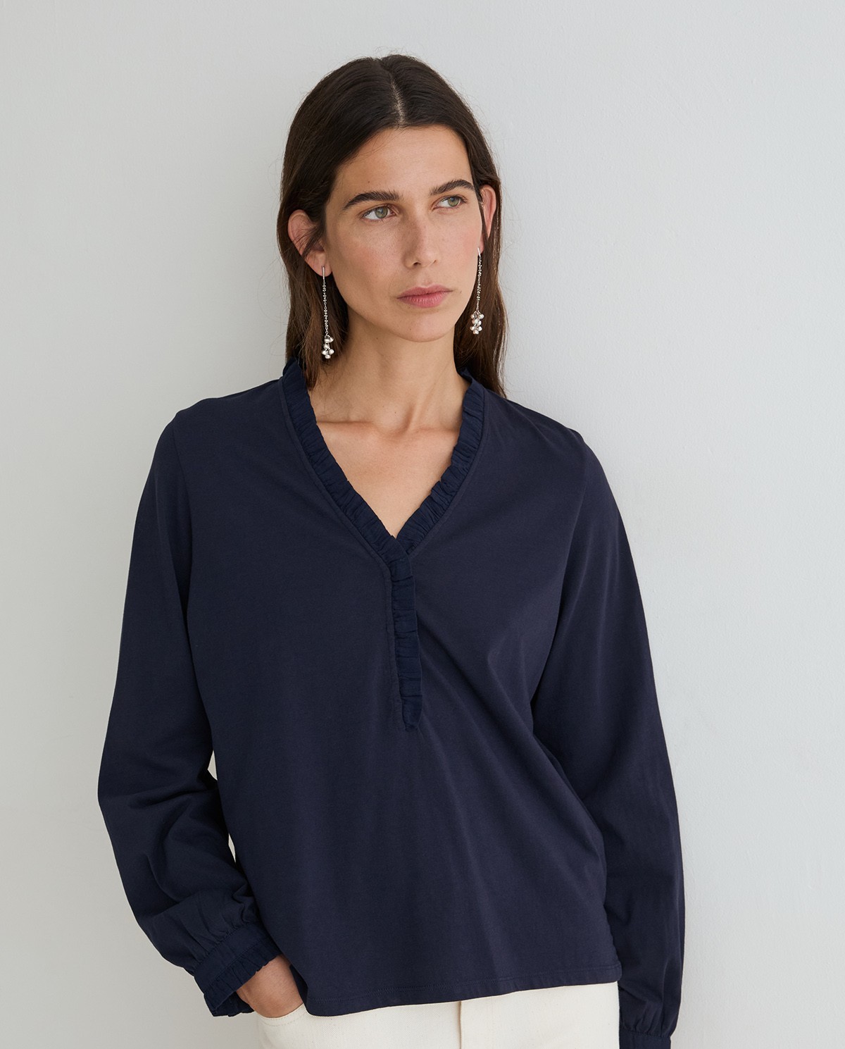 Camiseta volantes en color azul oscuro 1