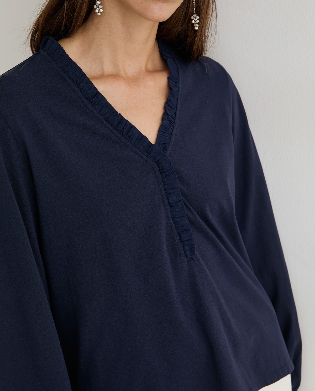 Camiseta volantes en color azul oscuro 2