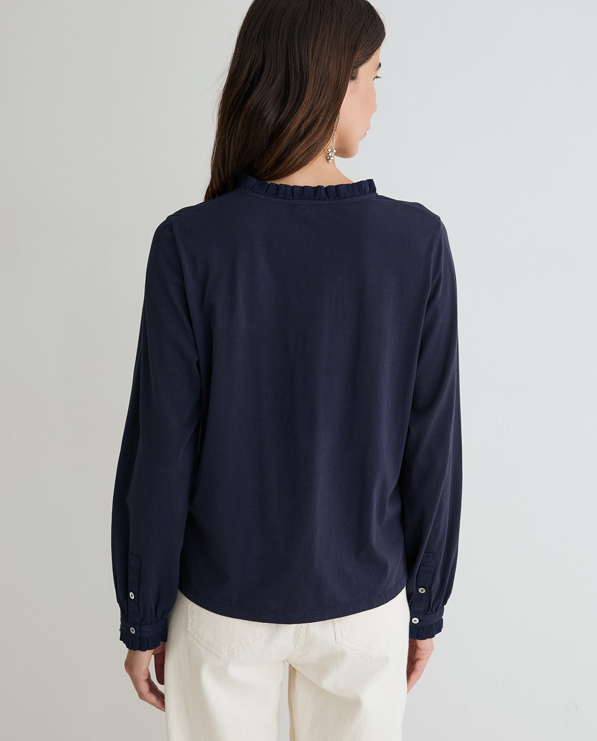 Camiseta volantes en color azul oscuro 4