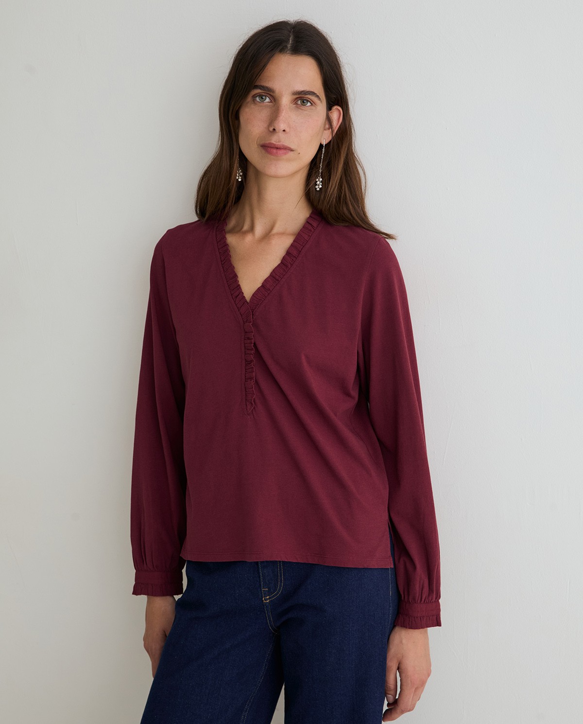 Camiseta volantes en color granate 1