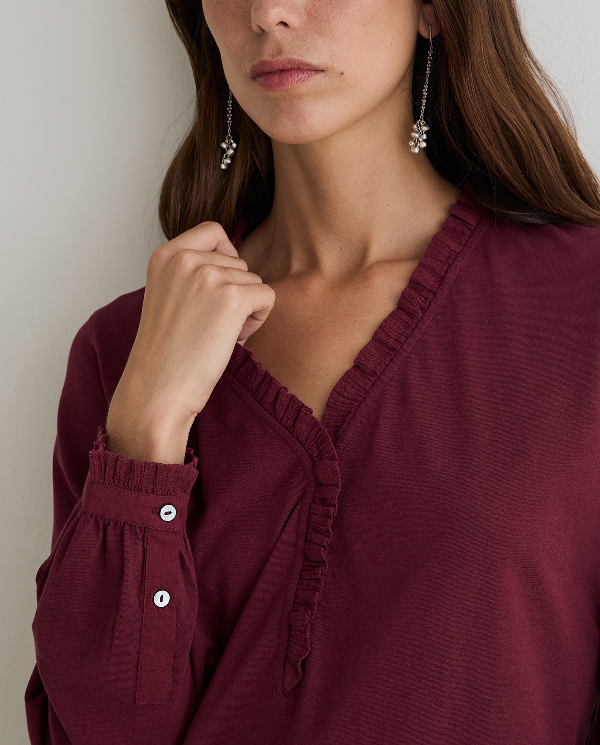 Camiseta volantes en color granate 2