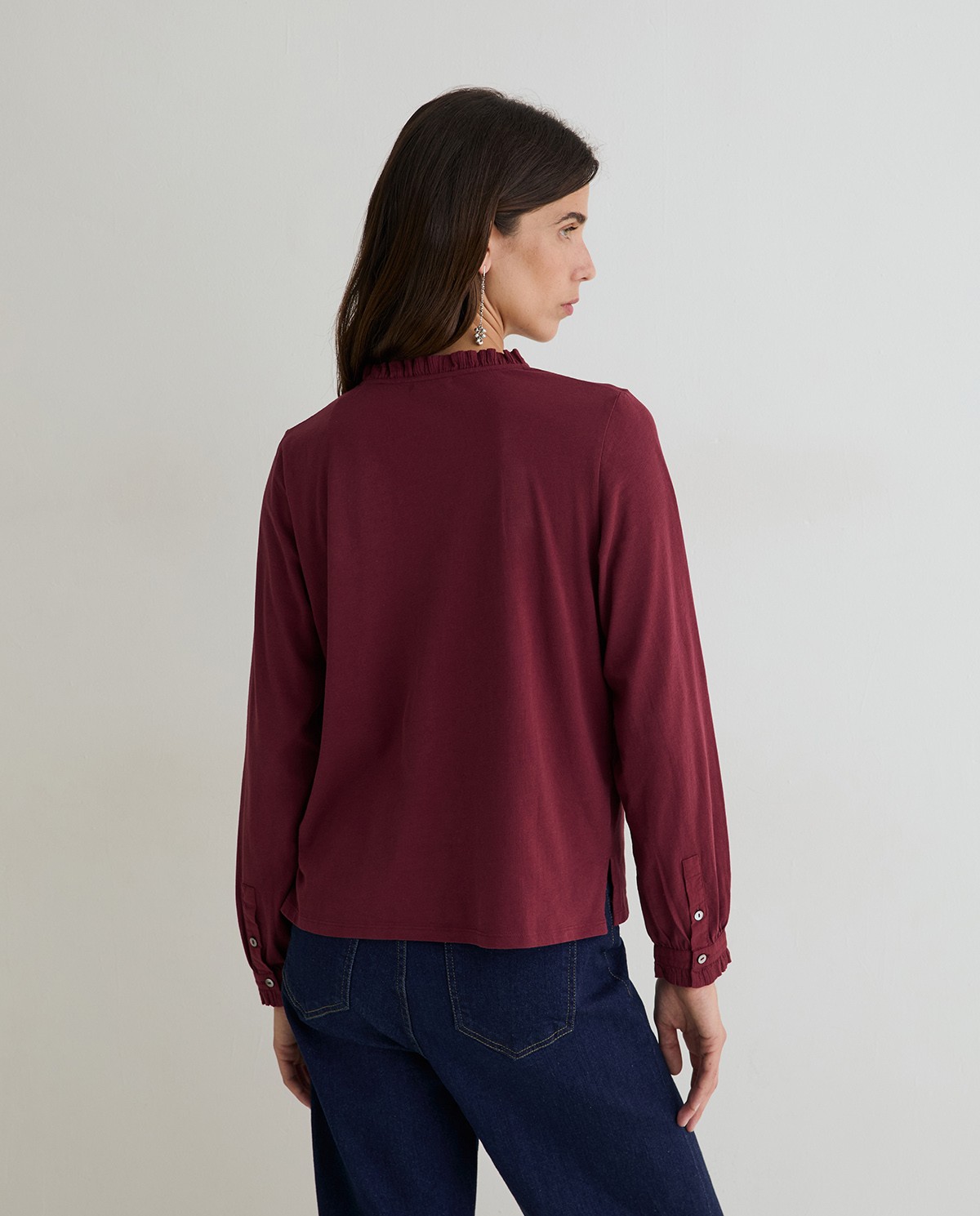 Camiseta volantes en color granate 3