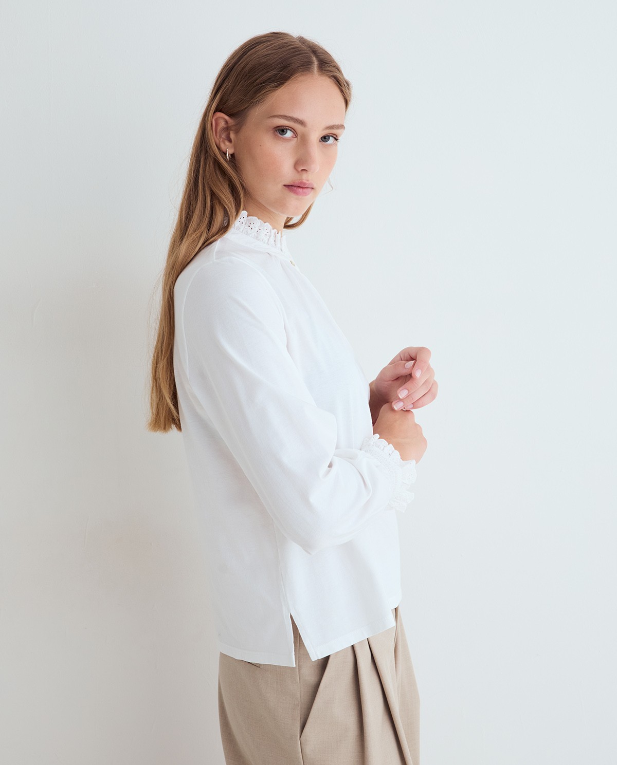 Camisa romántica blanca de algodón para mujer 2
