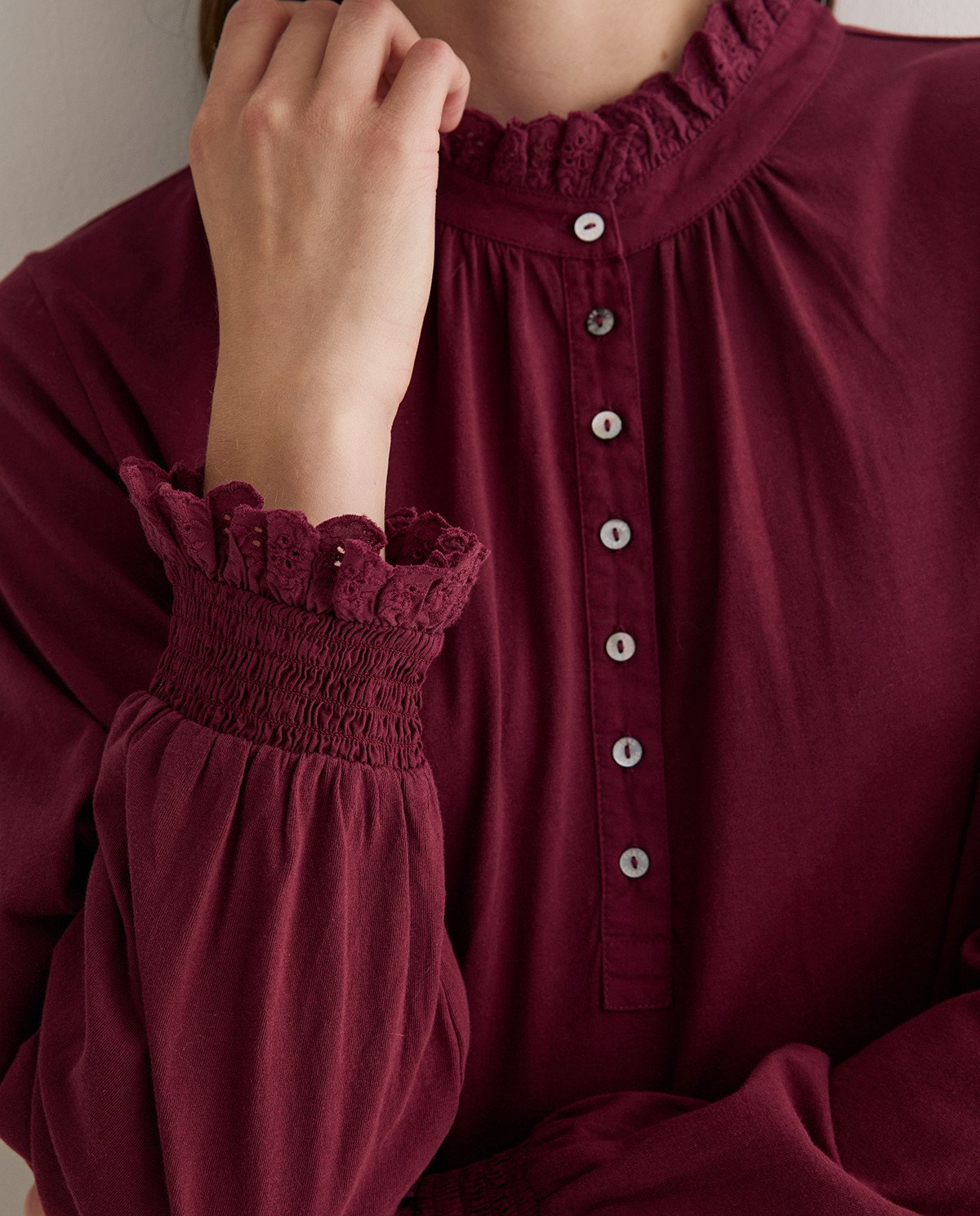 Camisa romántica granate de algodón para mujer 1