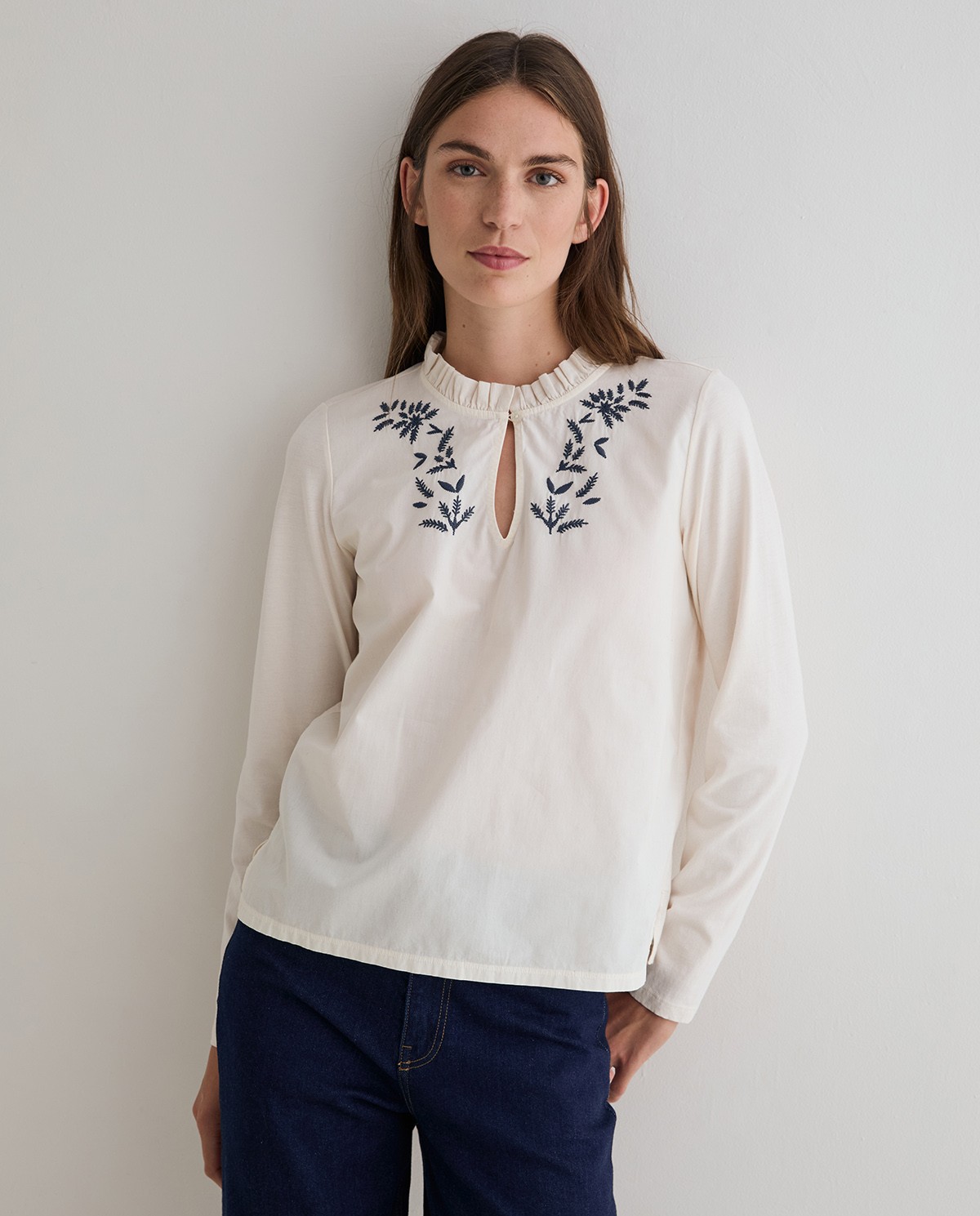 Blusa bordada a contraste en color crudo, vista frontal con detalle de los bordados 1