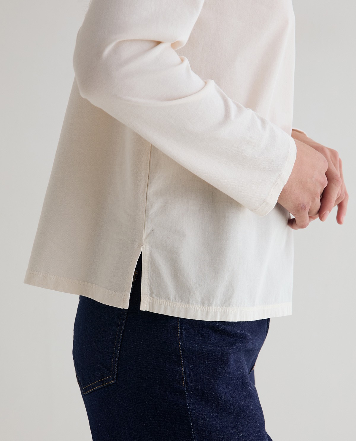 Blusa bordada a contraste en color crudo, vista frontal con detalle de los bordados 2