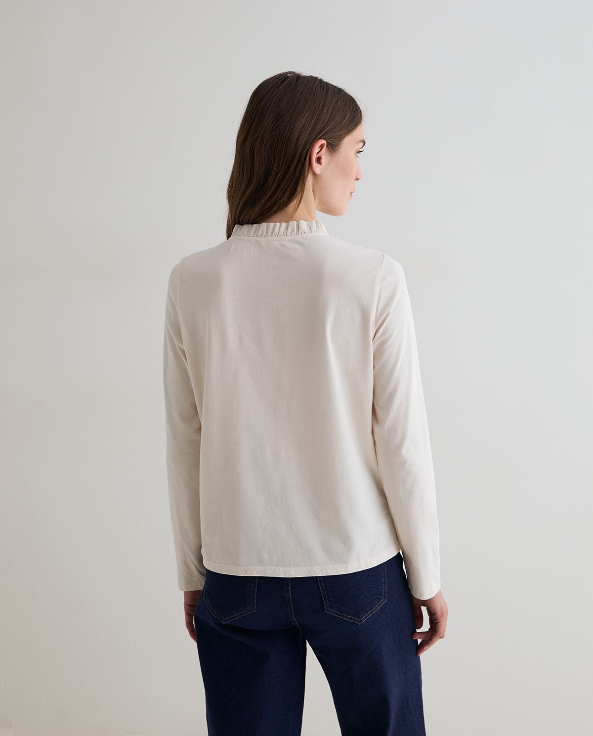 Blusa bordada a contraste en color crudo, vista frontal con detalle de los bordados 3