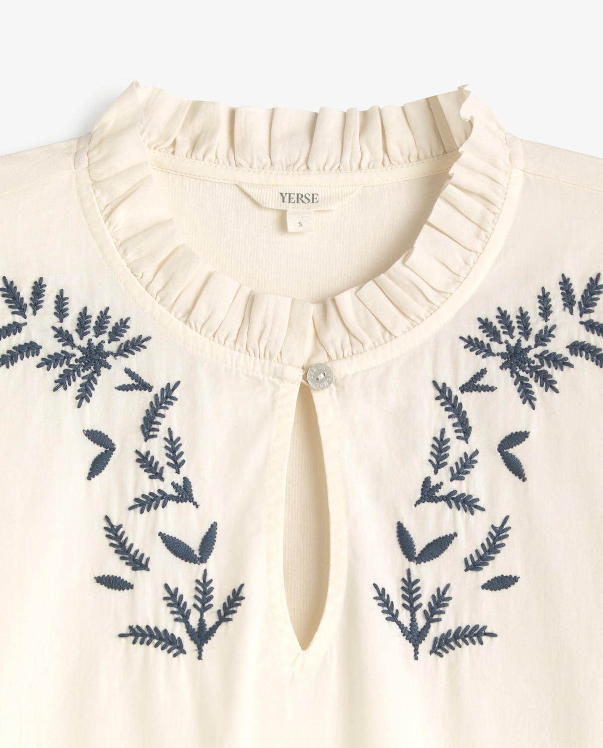 Blusa bordada a contraste en color crudo, vista frontal con detalle de los bordados 6