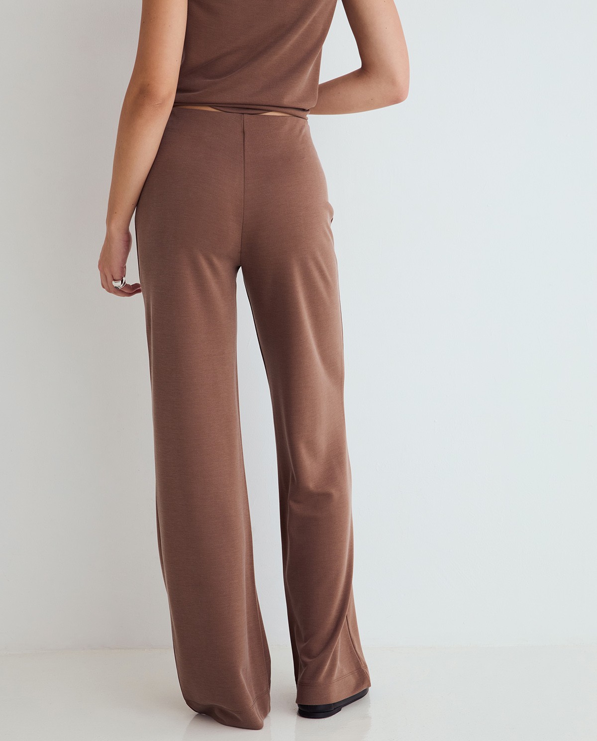 Pantalones fluidos en color camel 2
