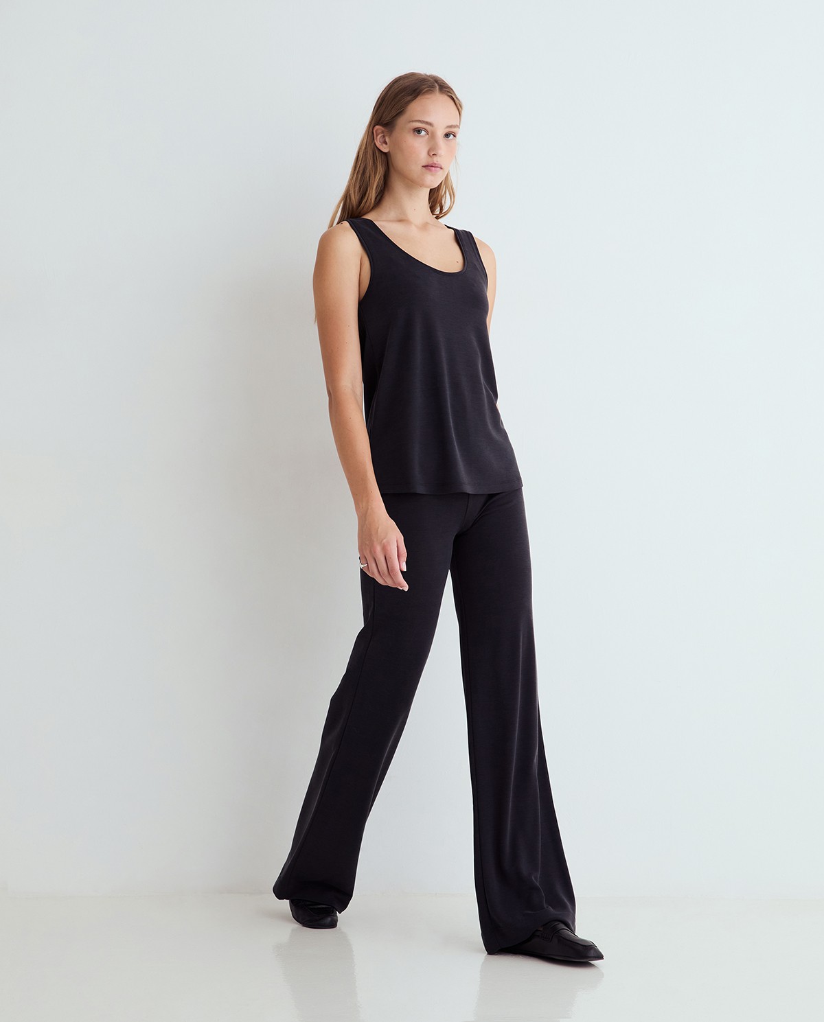 Pantalones fluidos en color negro 1