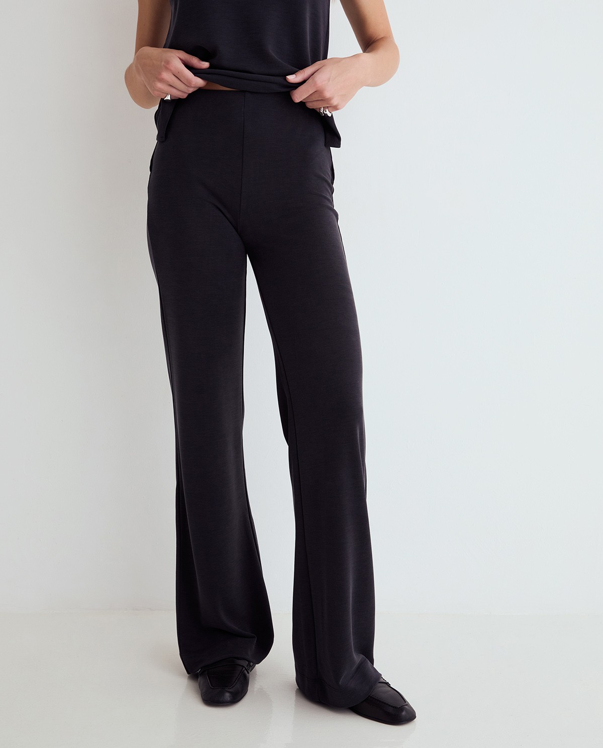 Pantalones fluidos en color negro 2