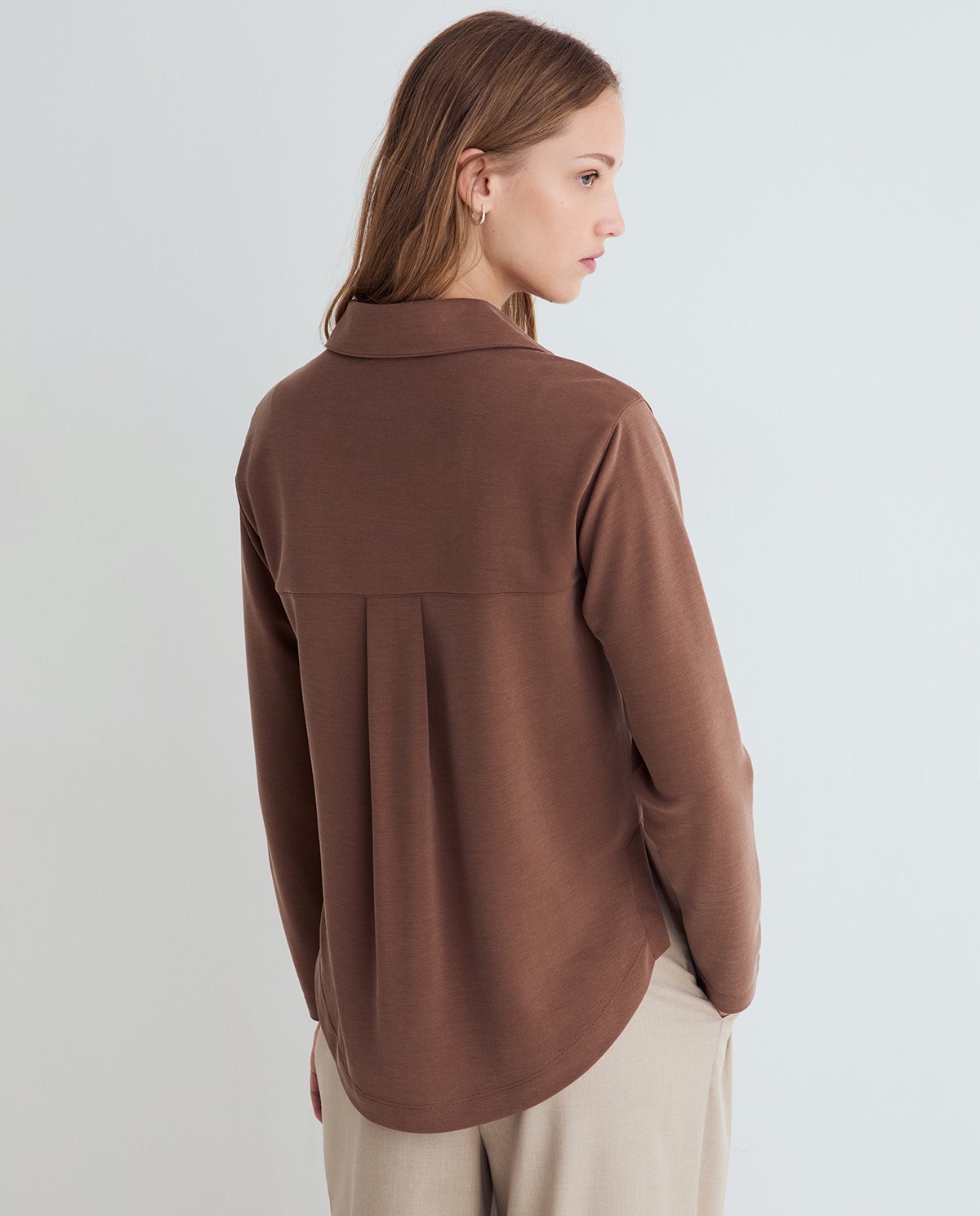 Camisa fluida en color camel 3