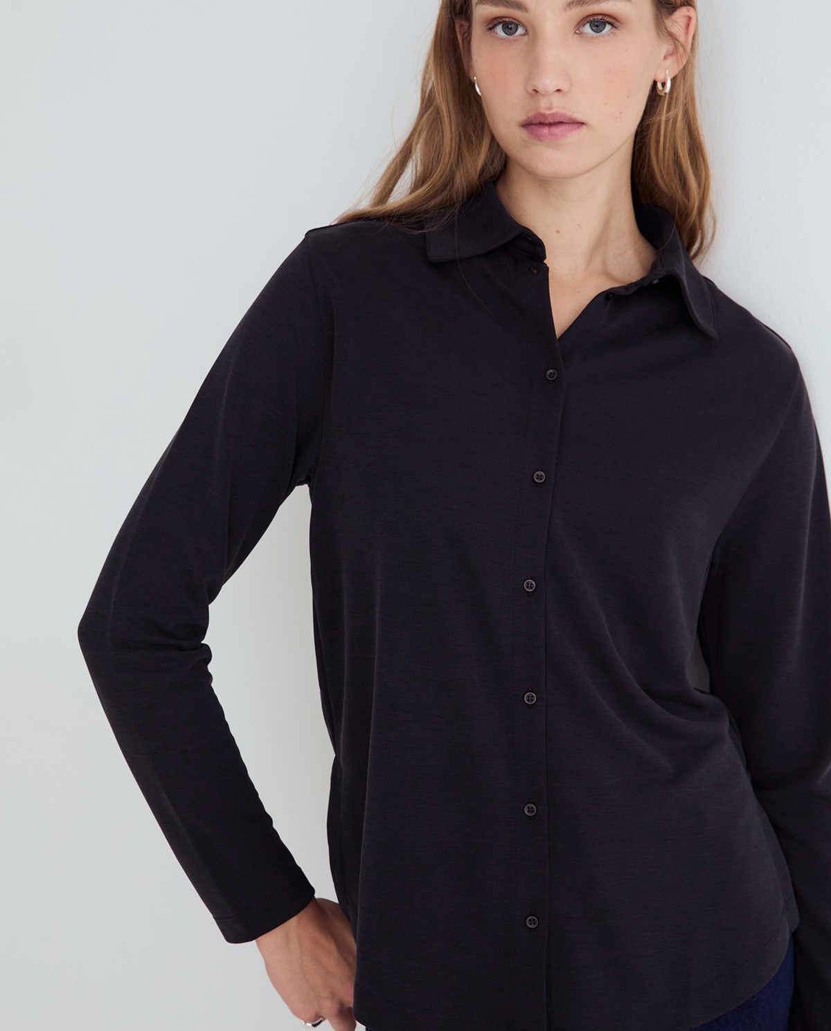 Camisa fluida en color negro