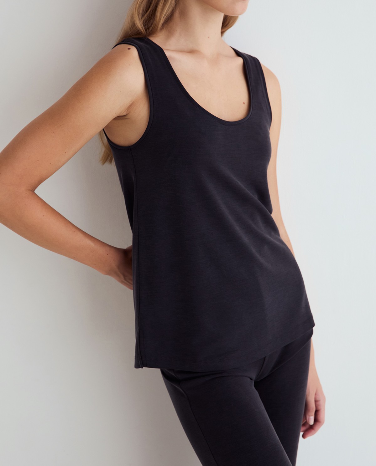 Top fluido en color negro 1