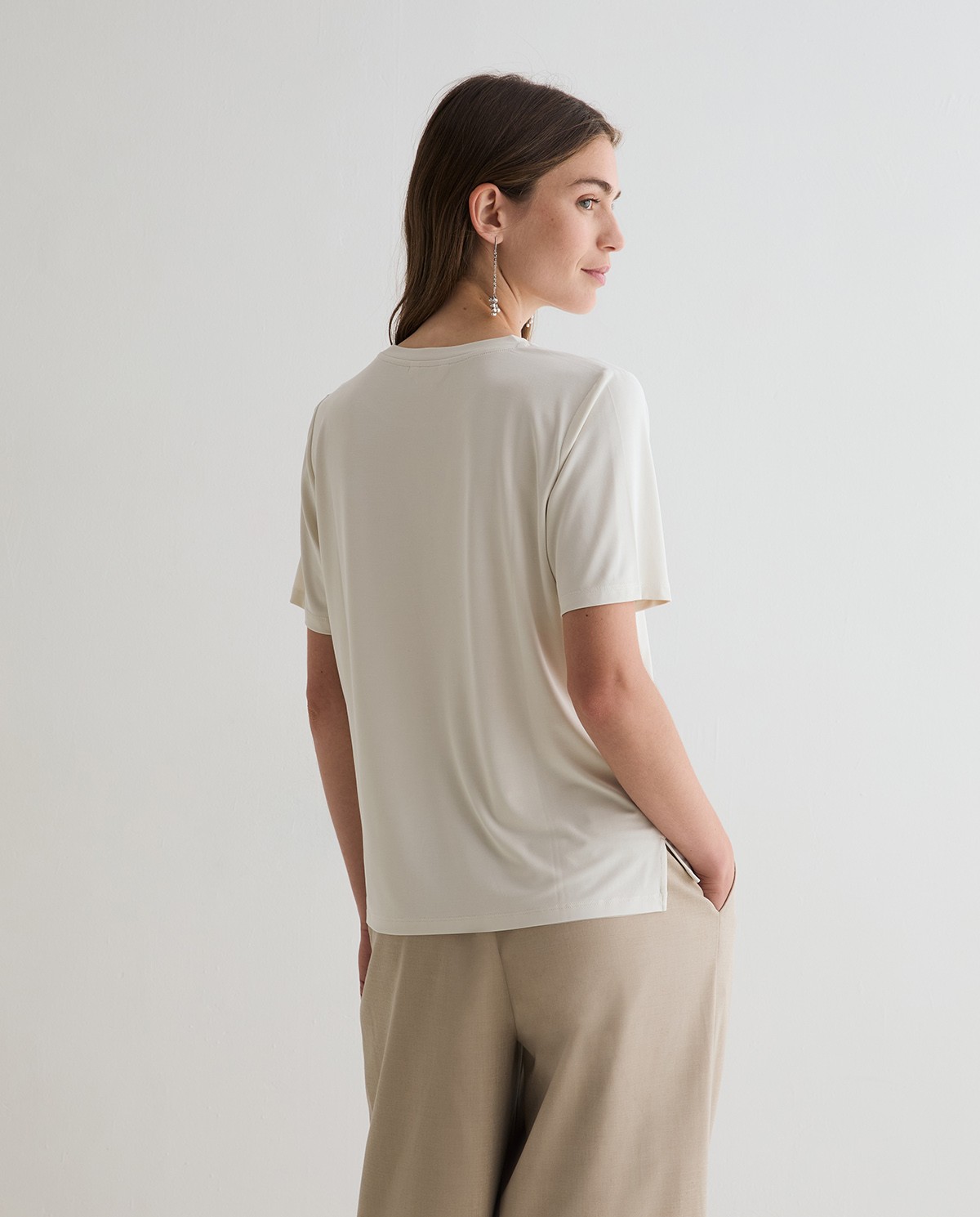 Camiseta tacto suave en color crudo 4
