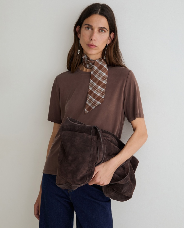 Camiseta tacto suave en color chocolate