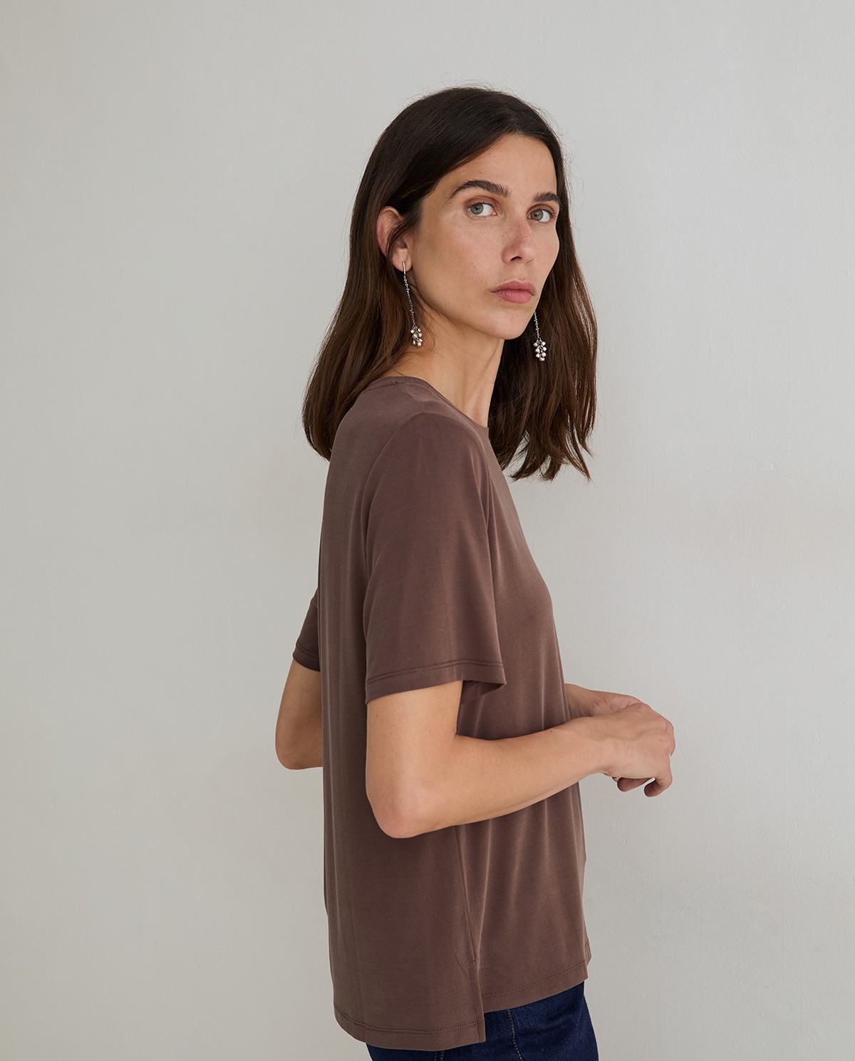 Camiseta tacto suave en color chocolate 3