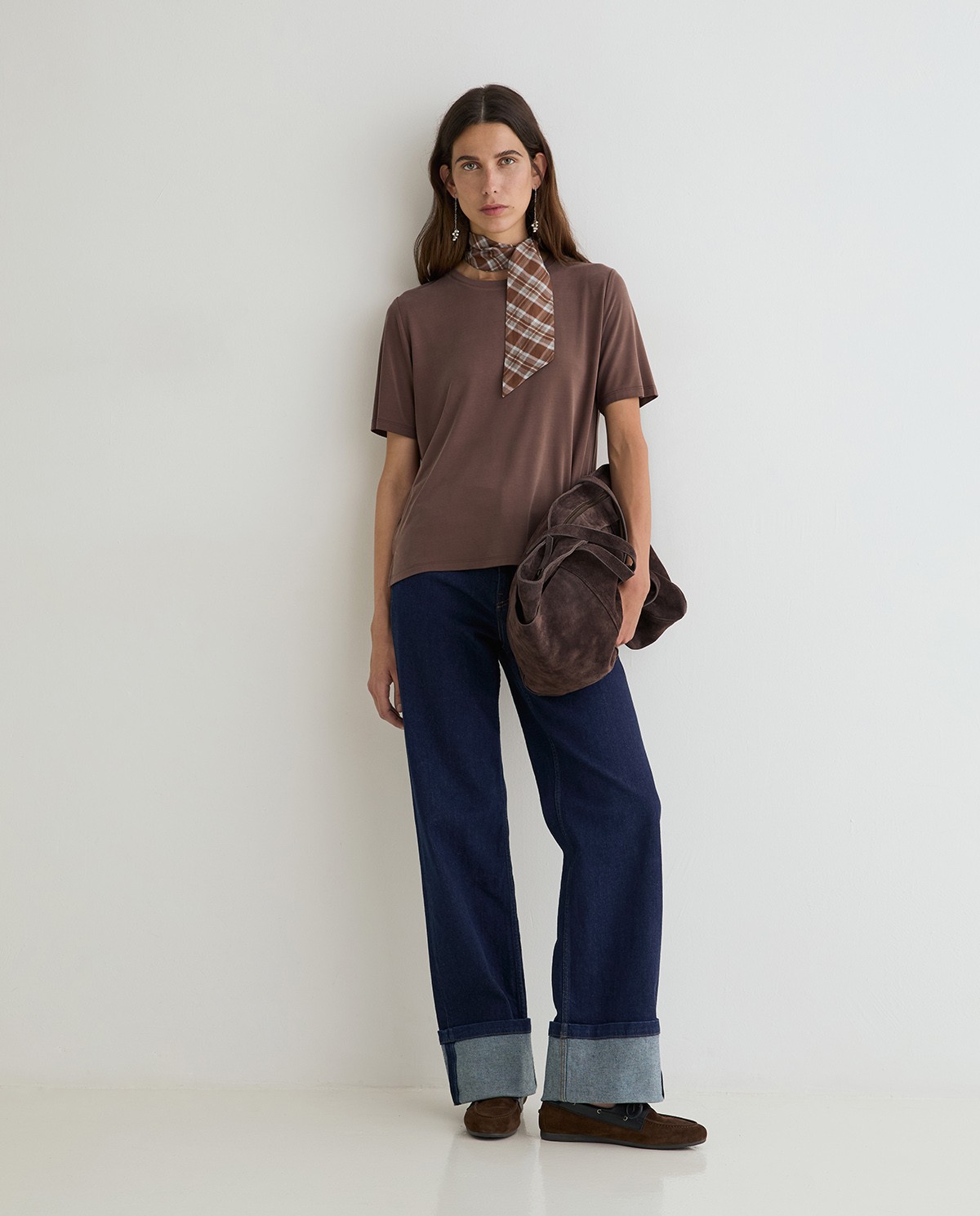 Camiseta tacto suave en color chocolate 4