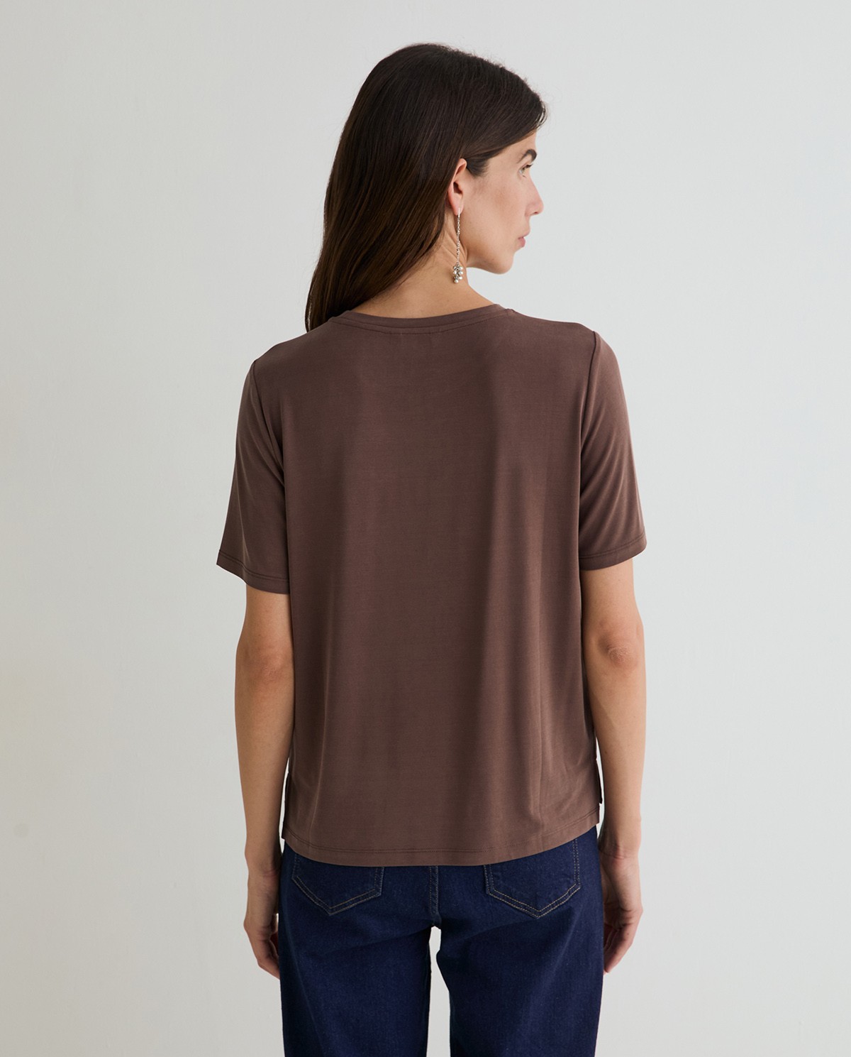 Camiseta tacto suave en color chocolate 5