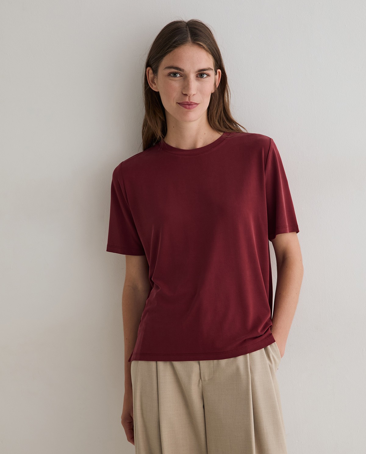 Camiseta tacto suave en color burdeos 1