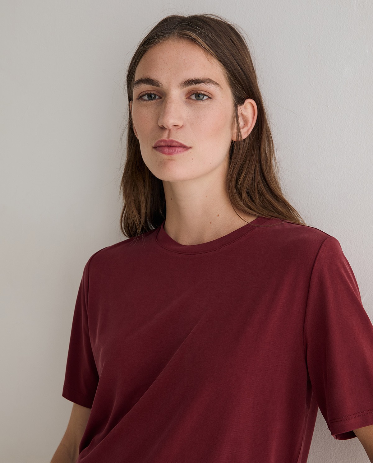 Camiseta tacto suave en color burdeos 2