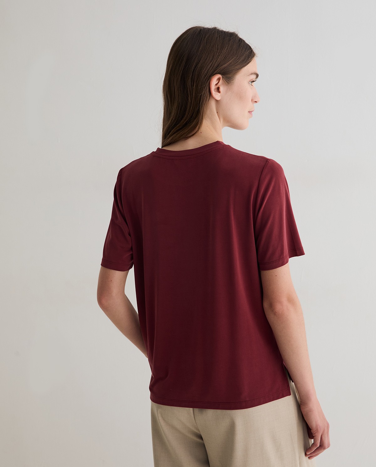 Camiseta tacto suave en color burdeos 4