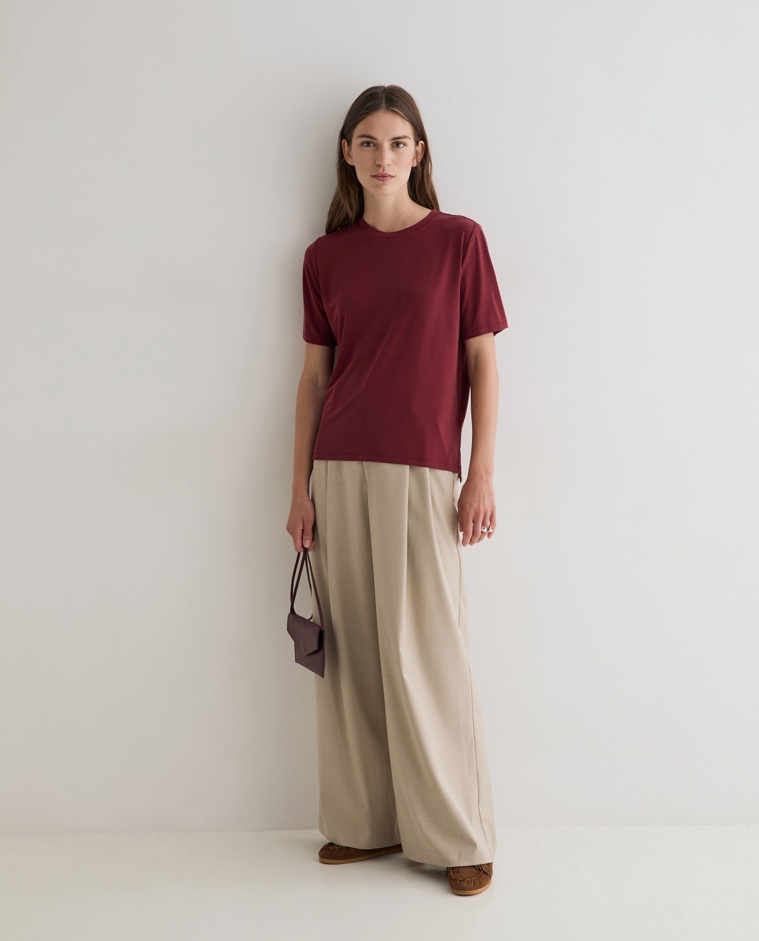 Camiseta tacto suave en color burdeos