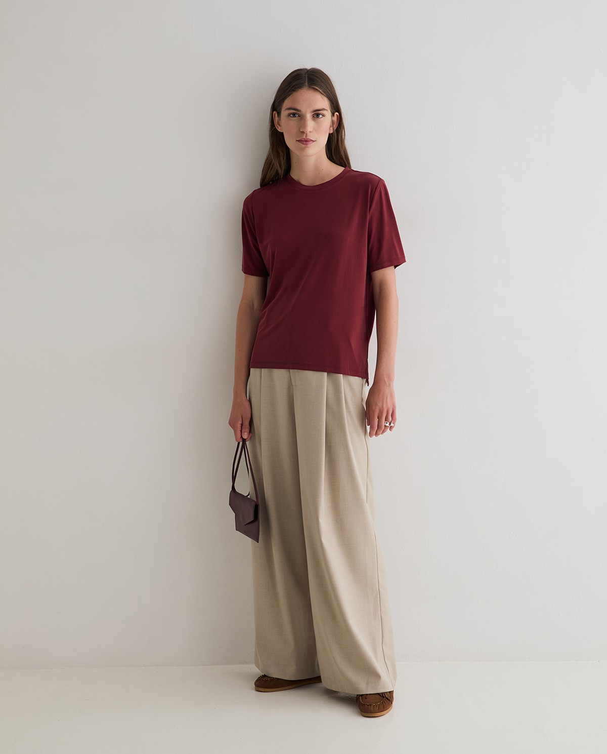 Camiseta tacto suave en color burdeos