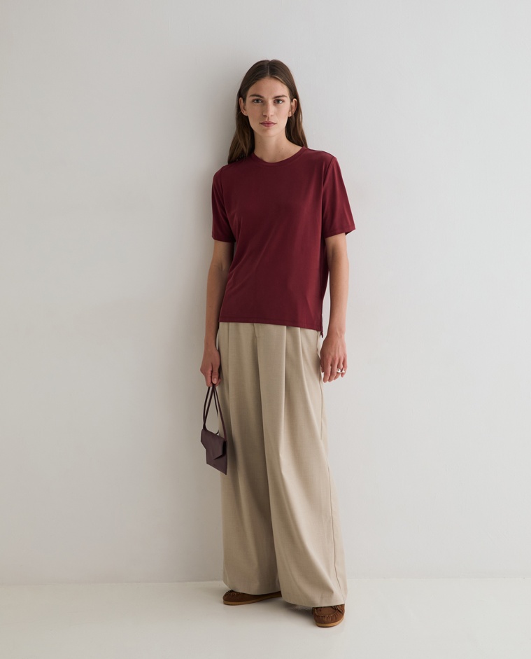 Camiseta tacto suave en color burdeos