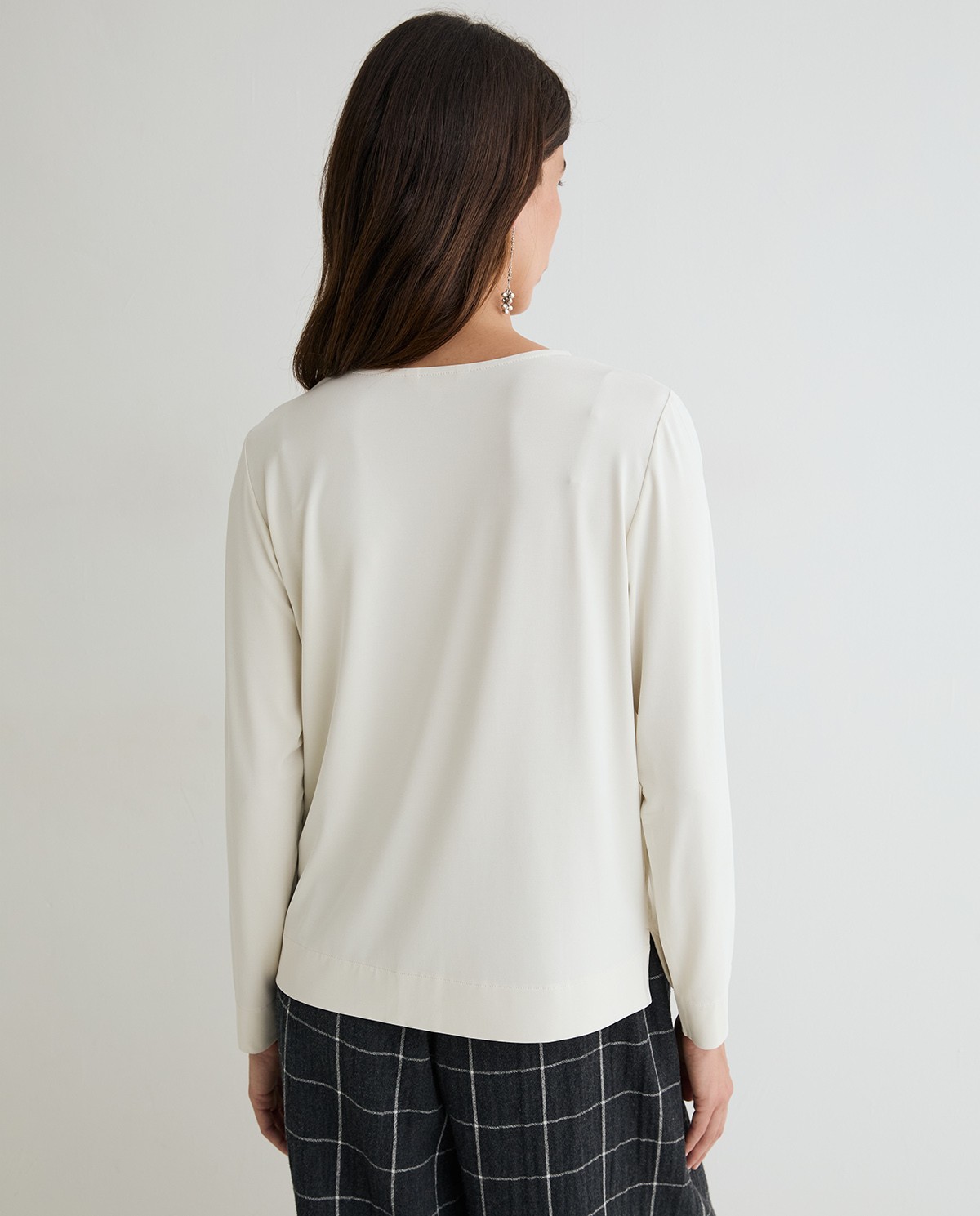 Camiseta manga larga tacto suave en color crudo, vista frontal con detalle del tejido 4