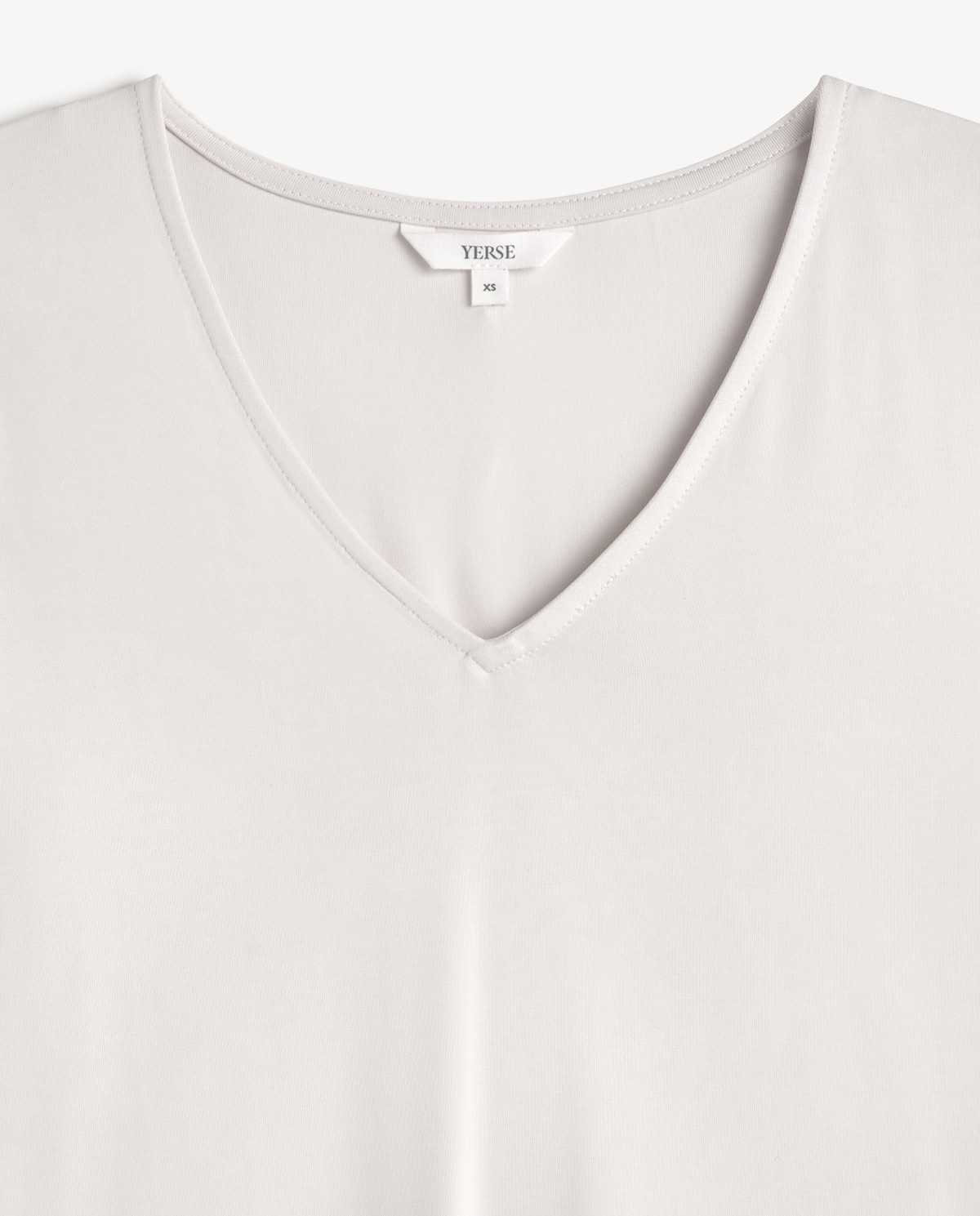 Camiseta manga larga tacto suave en color crudo, vista frontal con detalle del tejido 6