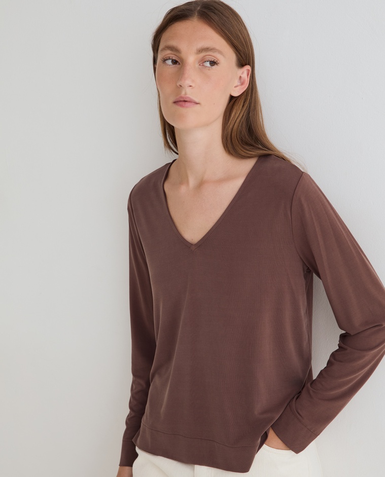 Camiseta manga larga tacto suave en color chocolate, vista frontal con detalle del tejido