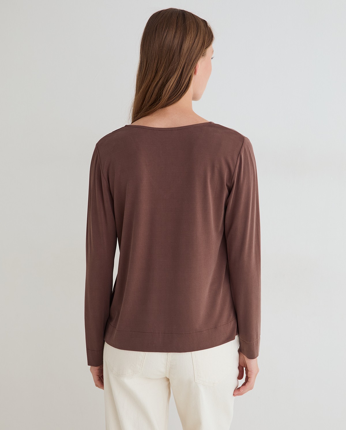 Camiseta manga larga tacto suave en color chocolate, vista frontal con detalle del tejido 2