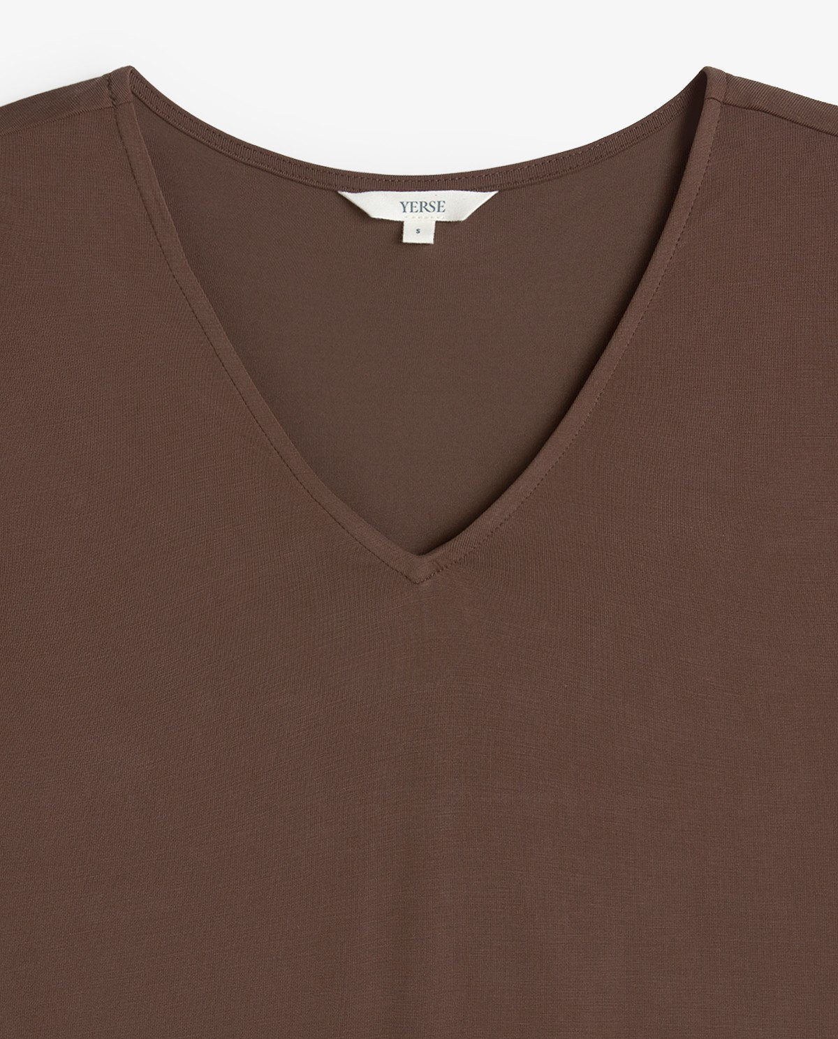 Camiseta manga larga tacto suave en color chocolate, vista frontal con detalle del tejido 4