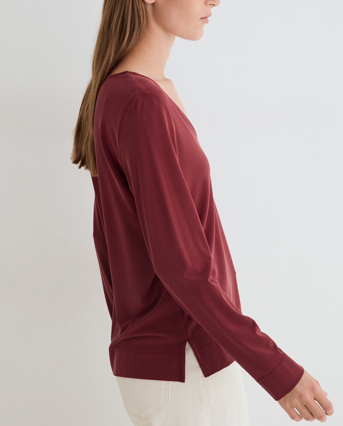 Camiseta manga larga tacto suave en color burdeos, vista frontal con detalle del tejido 2