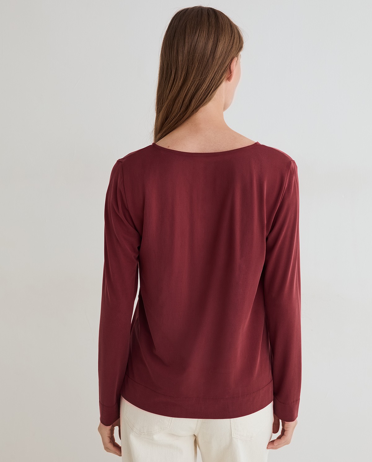 Camiseta manga larga tacto suave en color burdeos, vista frontal con detalle del tejido 3