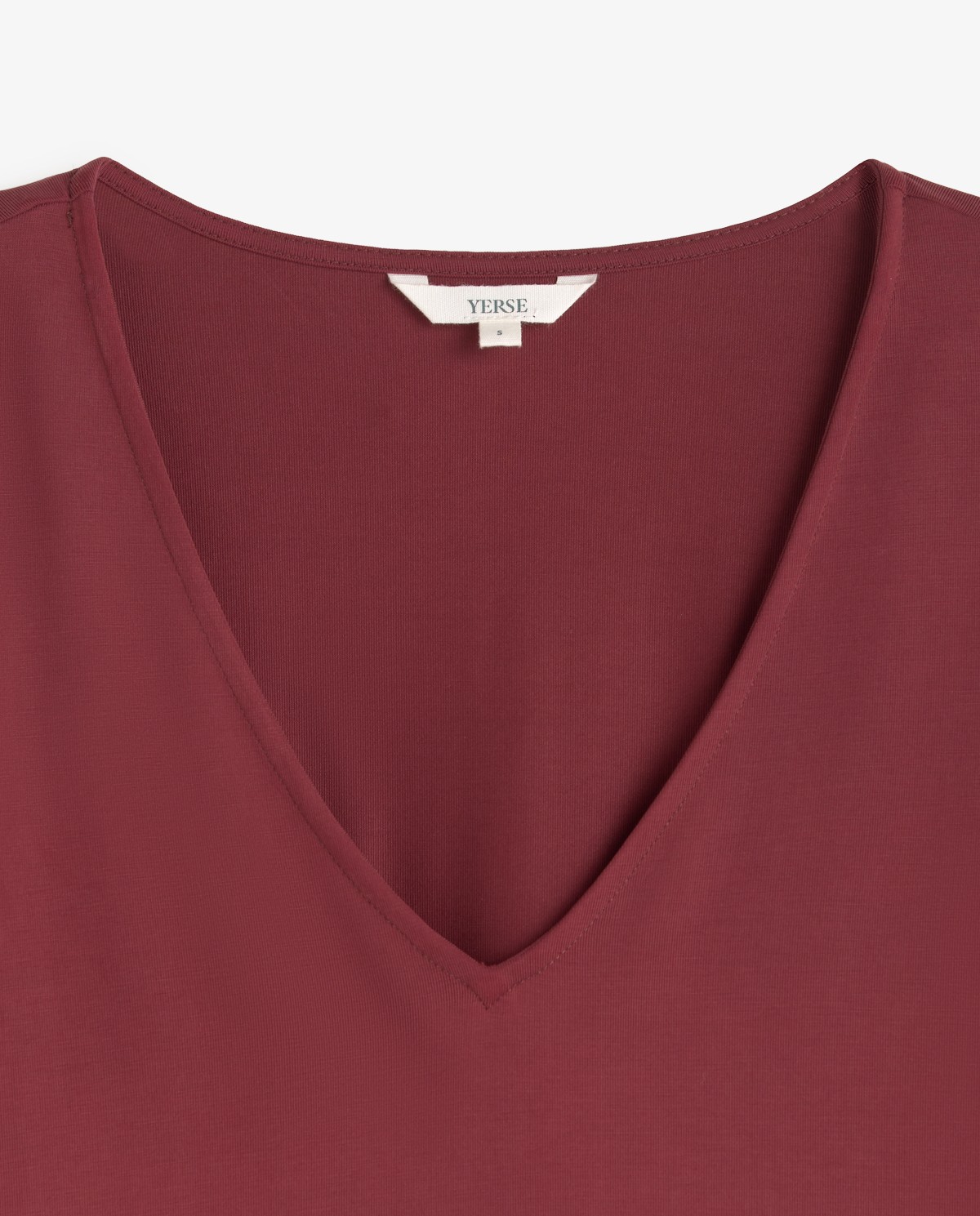 Camiseta manga larga tacto suave en color burdeos, vista frontal con detalle del tejido 5