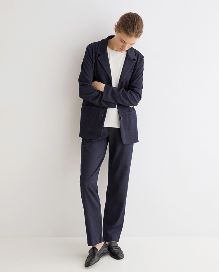 Pantalón recto de raya diplomática, vista frontal con detalle del tejido jacquard