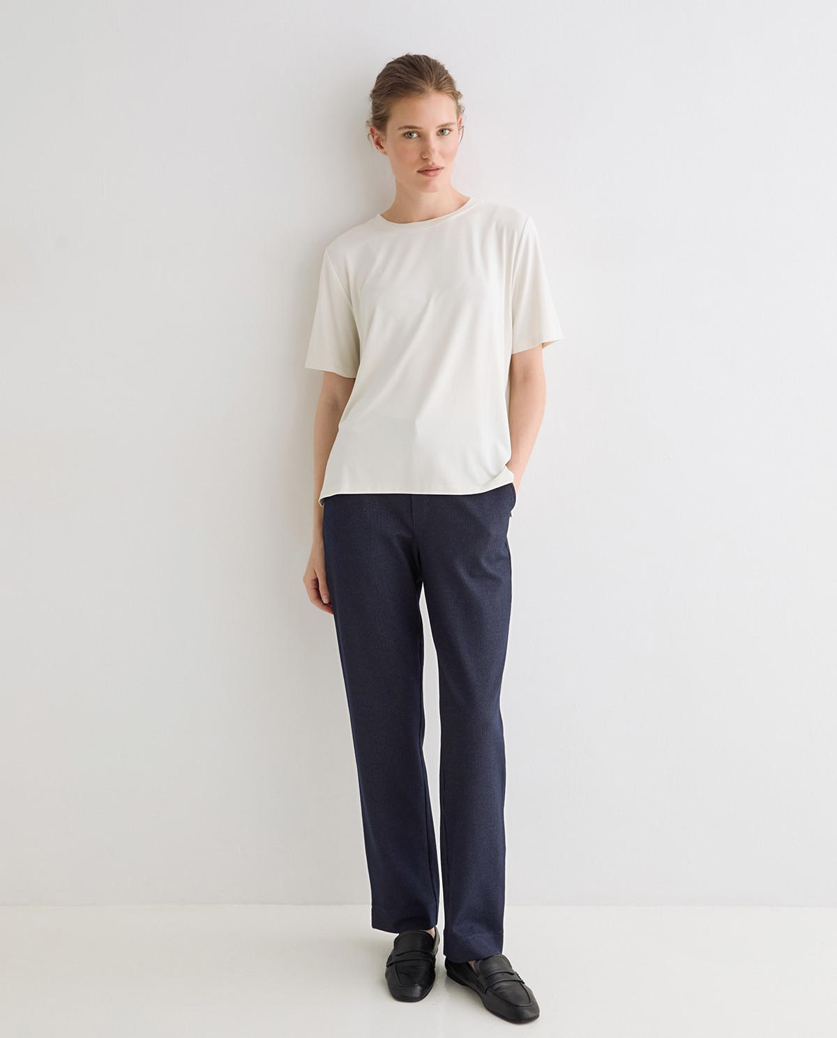 Pantalón recto de raya diplomática, vista frontal con detalle del tejido jacquard 1