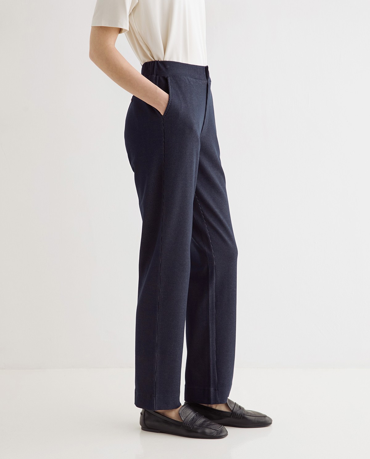 Pantalón recto de raya diplomática, vista frontal con detalle del tejido jacquard 2