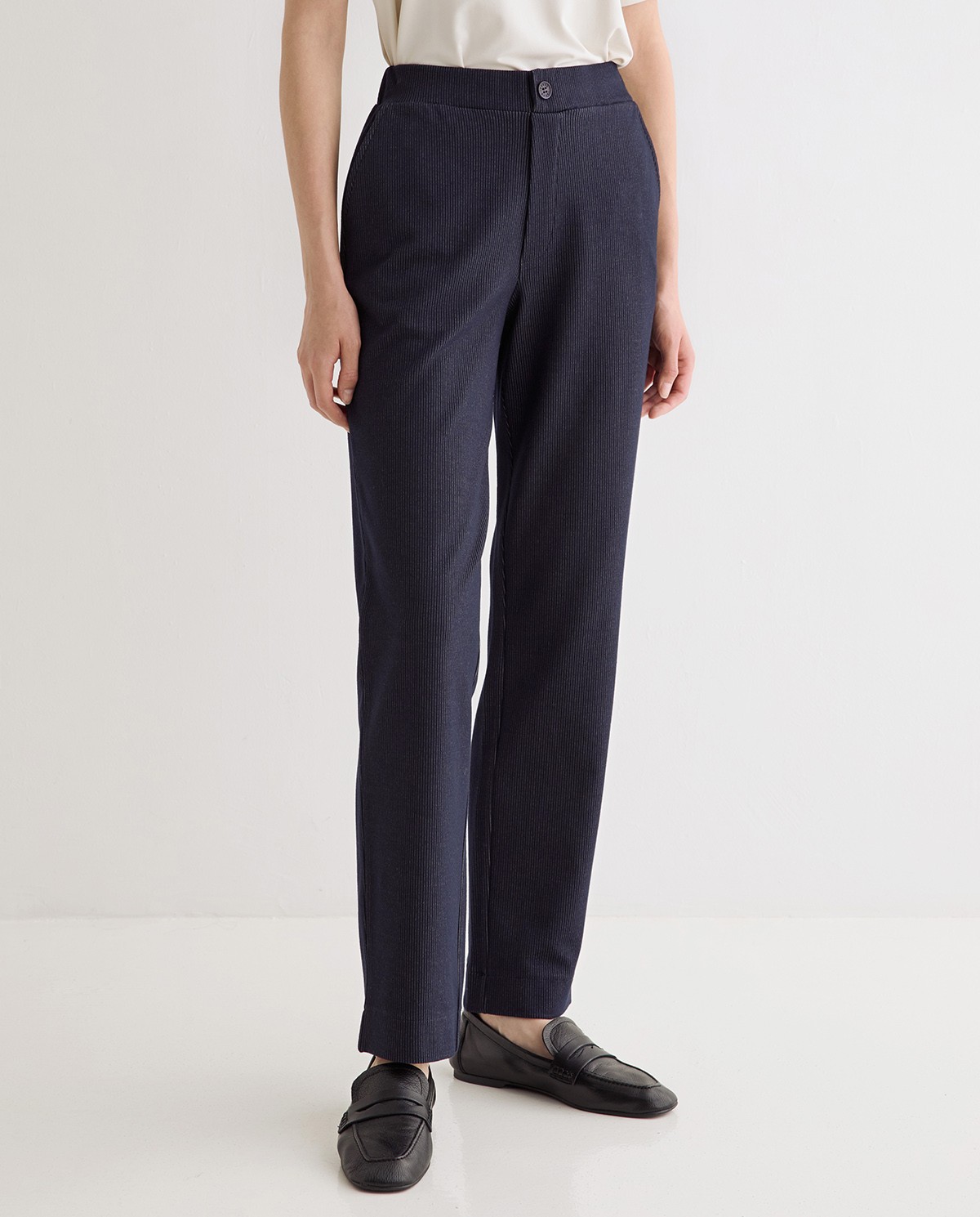 Pantalón recto de raya diplomática, vista frontal con detalle del tejido jacquard 3