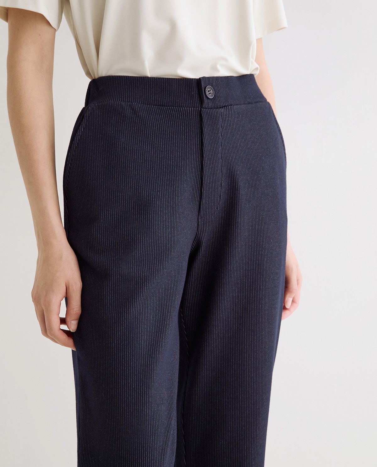 Pantalón recto de raya diplomática, vista frontal con detalle del tejido jacquard 4
