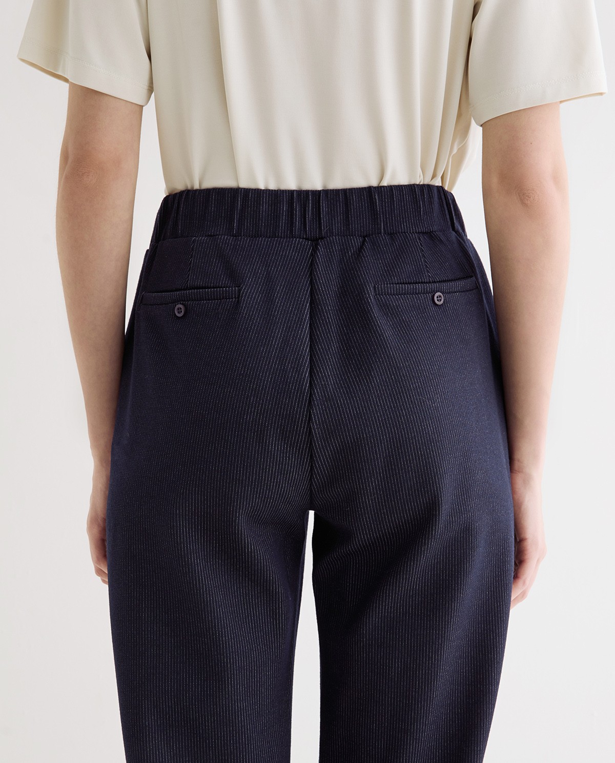 Pantalón recto de raya diplomática, vista frontal con detalle del tejido jacquard 5