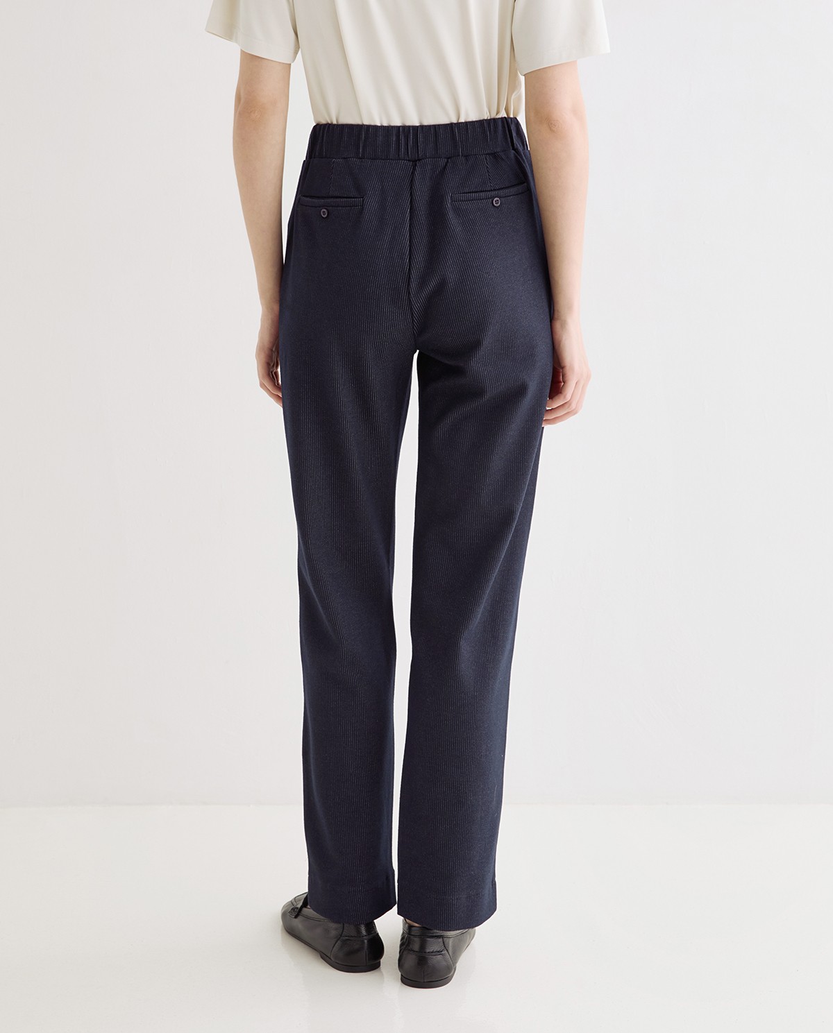 Pantalón recto de raya diplomática, vista frontal con detalle del tejido jacquard 6