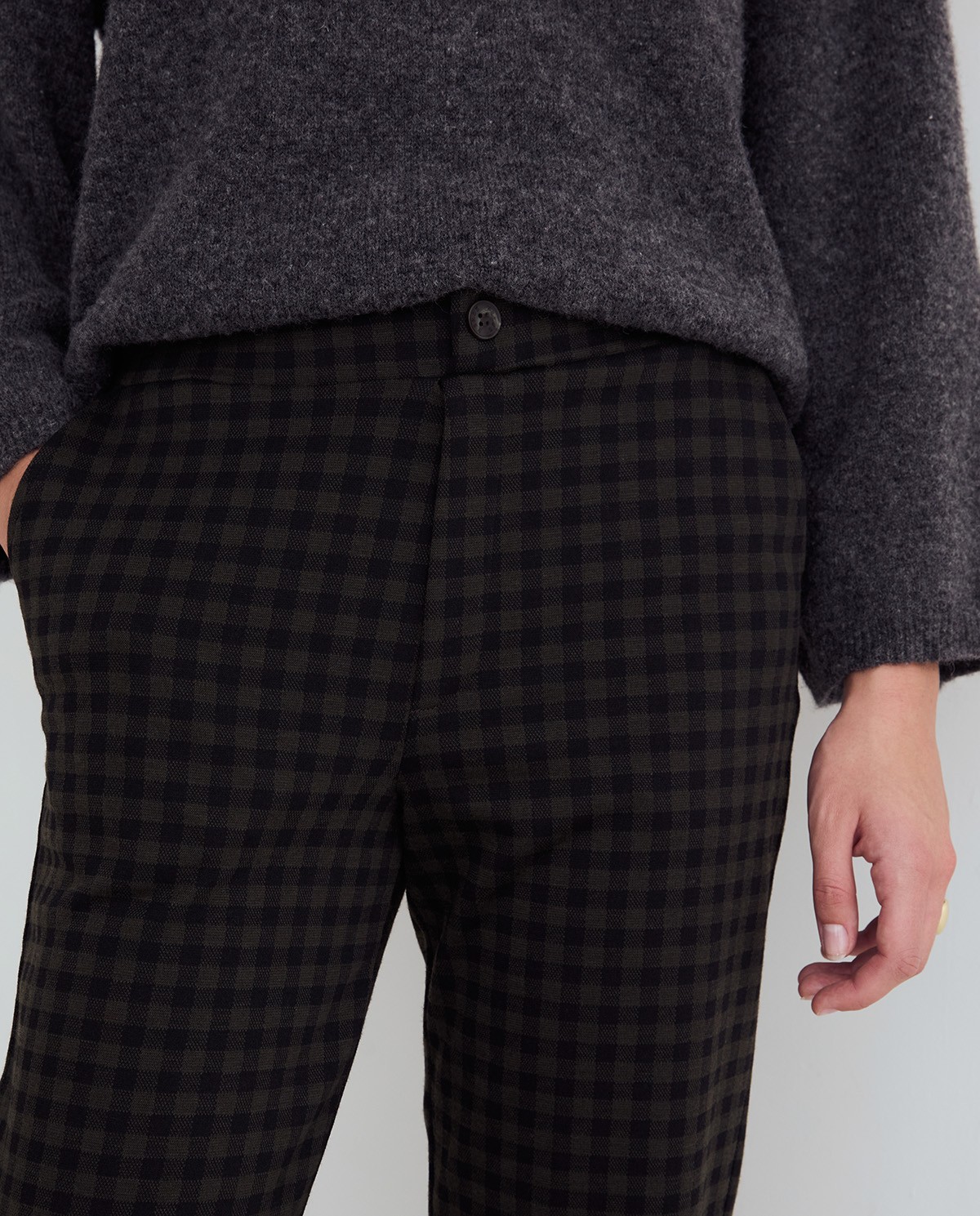 Pantalón recto de cuadros, vista frontal con detalle del tejido jacquard 3