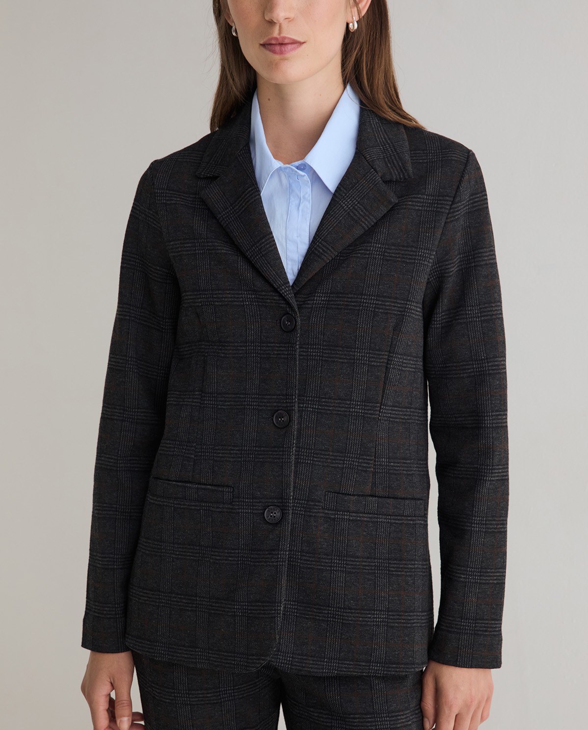 Americana de punto jacquard con estampado cuadros, vista frontal con detalle del tejido 3