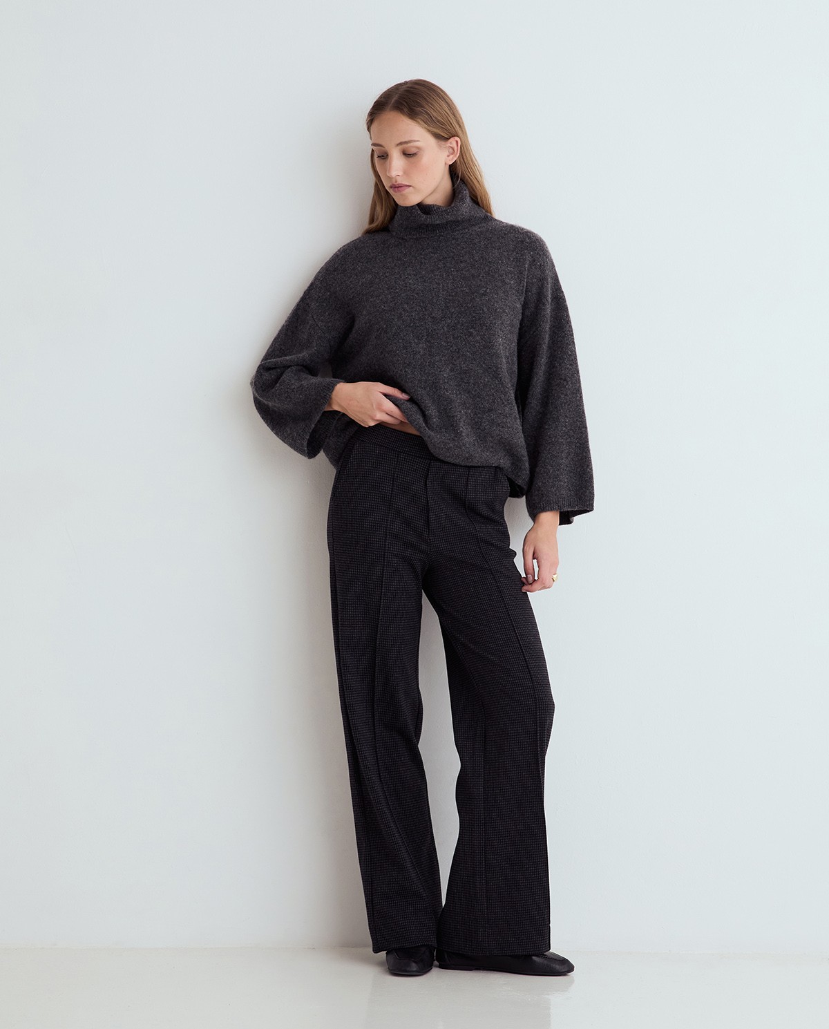 Pantalón wide leg de cuadros gris oscuro, vista frontal con detalle del tejido jacquard