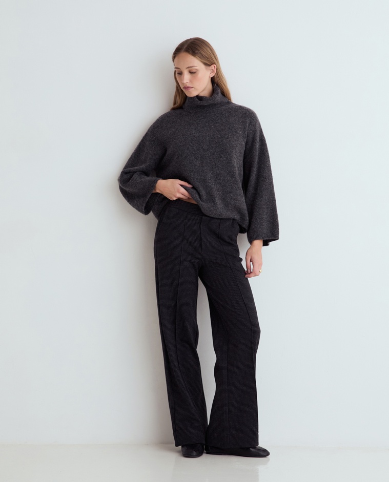 Pantalón wide leg de cuadros gris oscuro, vista frontal con detalle del tejido jacquard