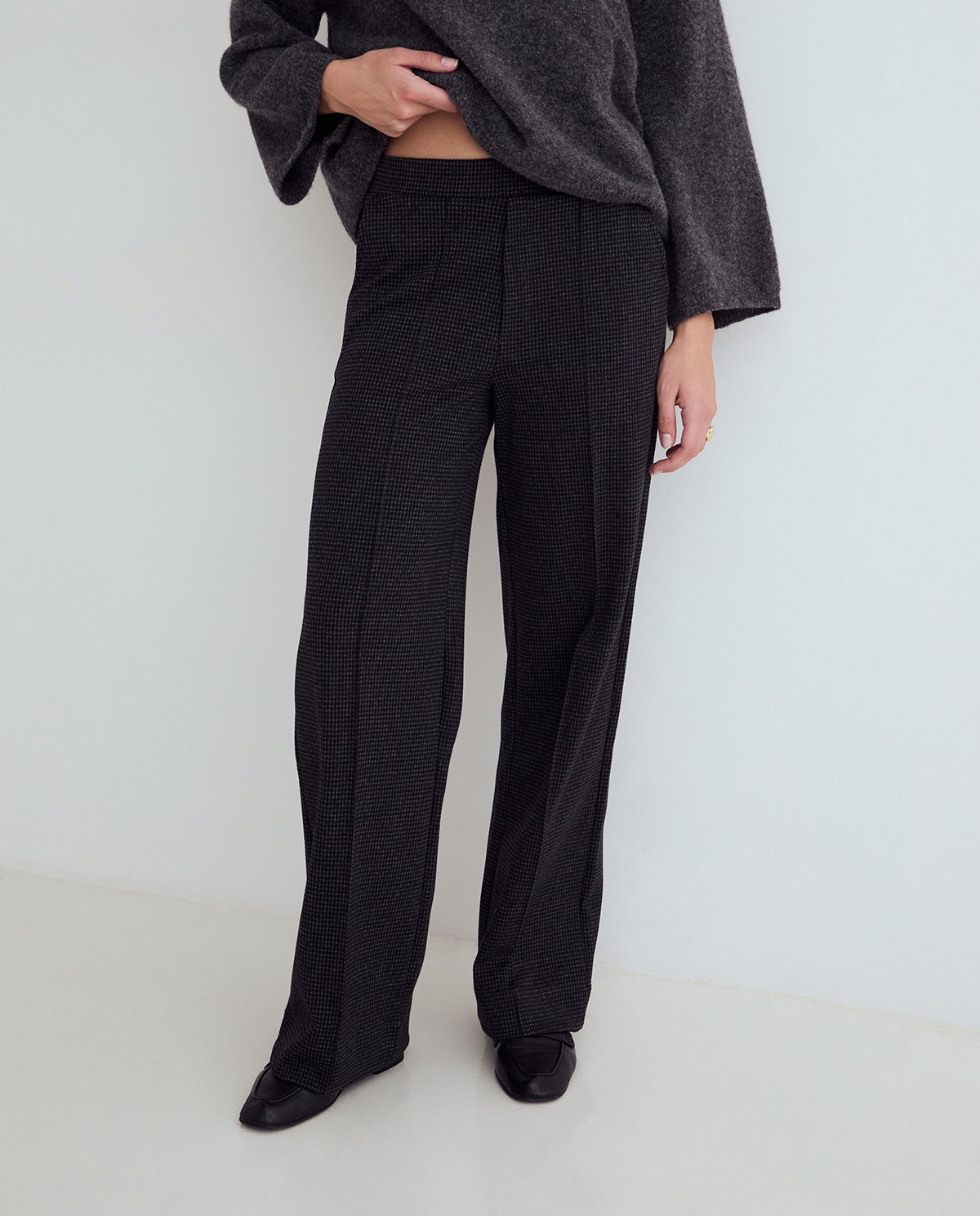Pantalón wide leg de cuadros gris oscuro, vista frontal con detalle del tejido jacquard 1