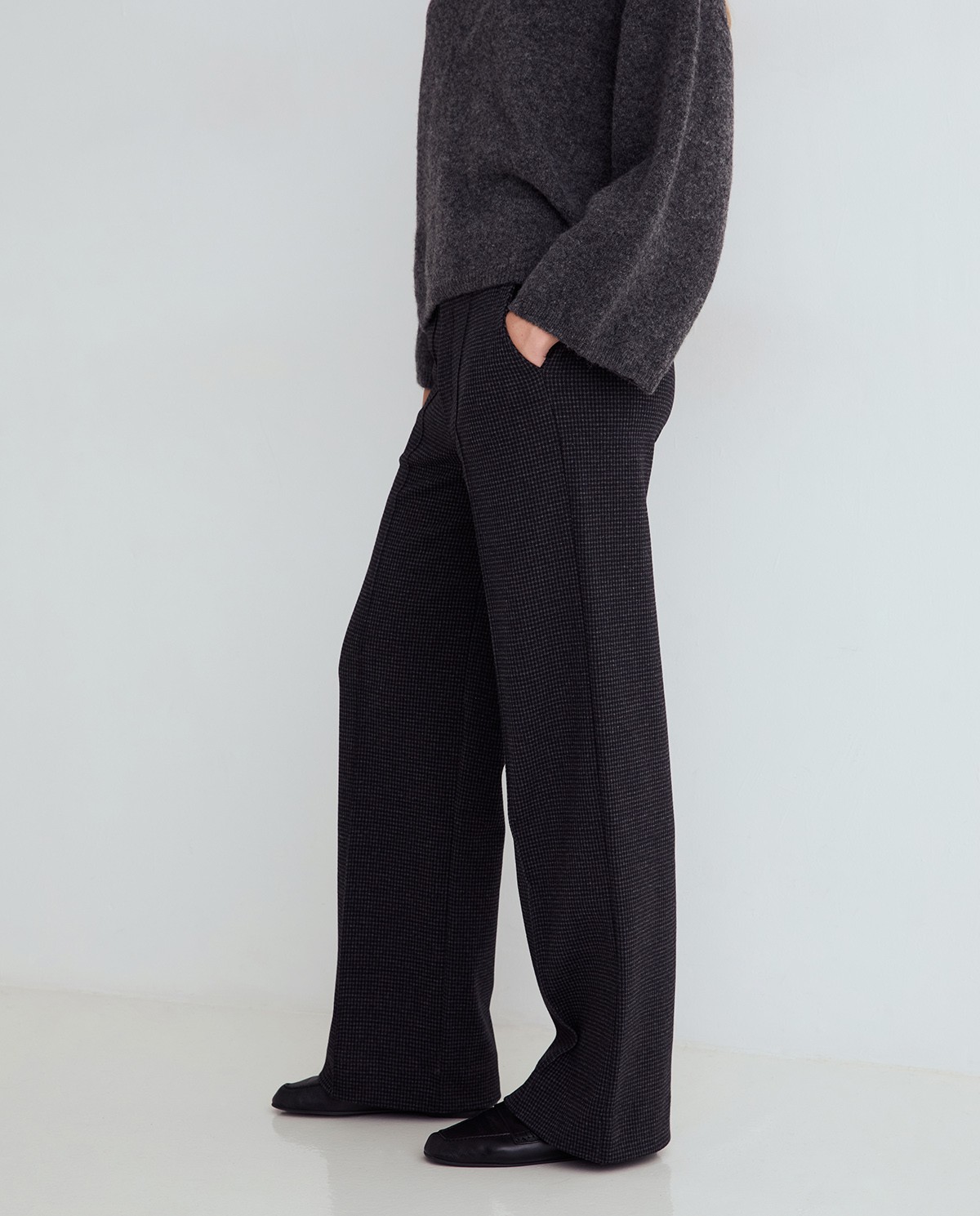 Pantalón wide leg de cuadros gris oscuro, vista frontal con detalle del tejido jacquard 2